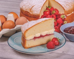 Core Victoria Sponge Cake p/p 14